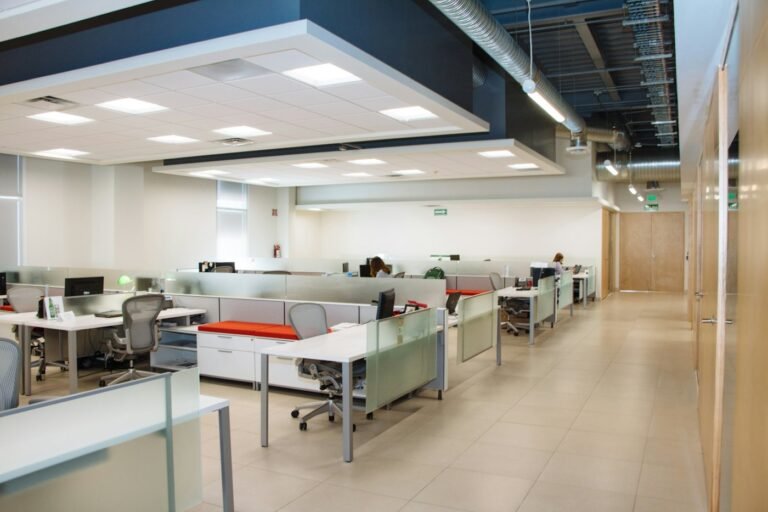 Clean, bright open-plan office – commercial cleaning in Montreal
