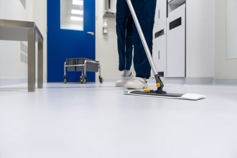 Lavage d’un plancher à la vadrouille dans un corridor